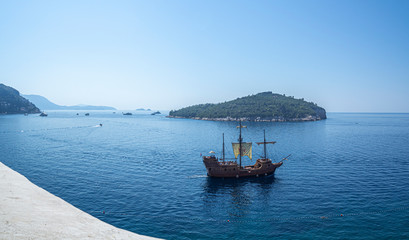Vistas panorámicas de un barco pirata sobre aguas azules, en la costa Croata de Dubrovnik, verano de 2019