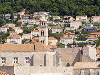 Fototapeta na wymiar Vistas de casas y el campanario de la ciudad de Dubrovnik, en Croacia, verano de 2019