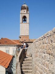 Vistas del Campanario de Dubrovnik desde las murallas de la ciudad, en Croacia, verano de 2019