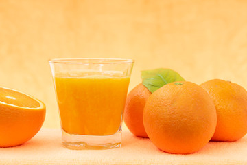 Vaso con zumo de naranja natural