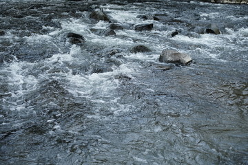 Wasser in einem Fluss mit Wellen zur winterlichen Jahreszeit