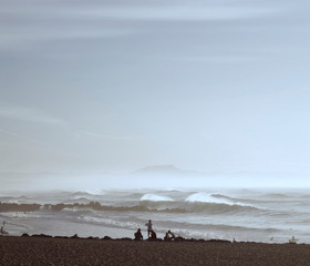Surfers beach black and white photography - Photo noir et blanc de plage de surfeurs