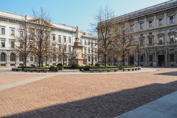 Piazza della Scala Milano, Italia, col Municipio, deserta durante la quarantena a causa del Corona...