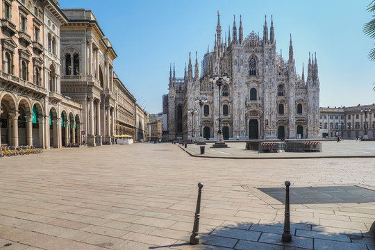 Milano, Italia: Piazza del Duomo deserta durante la quarantena a causa del Corona virus - Civid 19.