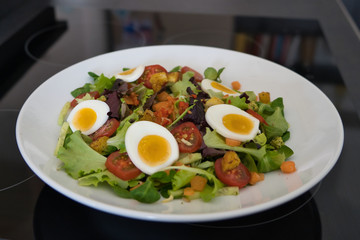 Gemischter veganer Bio Salat Teller mit Tomaten, Eier und Croutons, Prduktbild