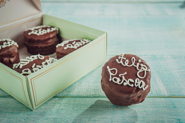 Honey cookie chocolate covered with a gift box written Happy Easter - pão de mel