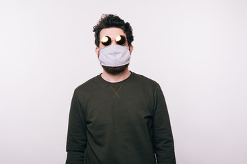 Obraz premium Photo of man with facial mask wearing sunglasses over white background