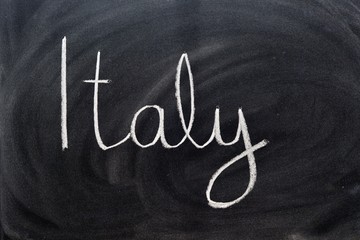 La palabra Italy escrita a mano con una tiza en una pizarra	