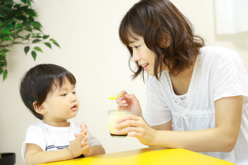 プリンを食べる親子