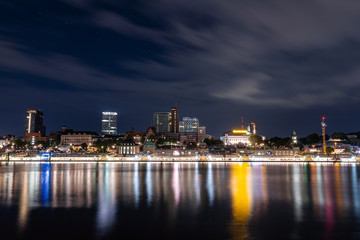 Fototapeta na wymiar Hamburg bei Nacht / Hamburg at night 01