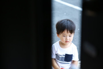 悲しげに帰宅する男の子