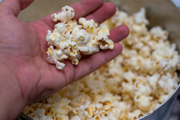 Mão segurando Pipoca Estourada Pronta para Consumo