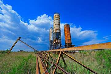 Cement mixing silo