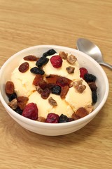 バニラアイス（ドライフルーツ添え）