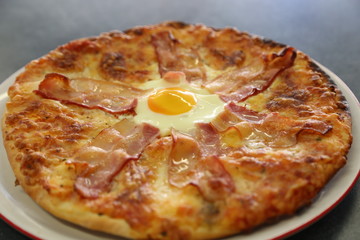 Pizza con huevos y bacon