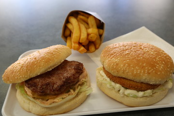 Hamburguesa de pollo y vacuno con patatas
