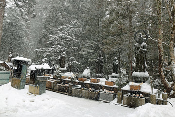 雪の高野山参道