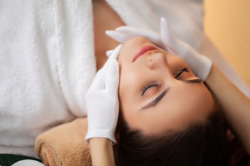 Obraz na płótnie Canvas Pretty woman receiving a relaxing massage at the spa salon