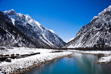 Fototapeta na wymiar beautiful mountain lake in the mountains, Tibet China 