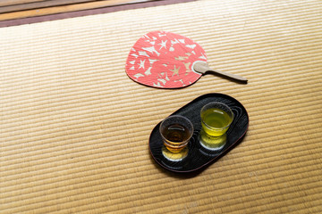 お茶とうちわ　日本家屋