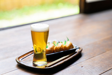 縁側のビールと寿司