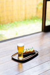 縁側のビールと寿司