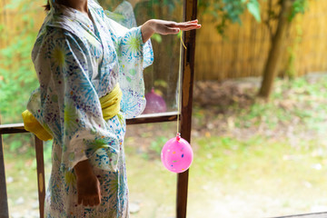 古民家の縁側　女の子　浴衣　ヨーヨー　ボディパーツ
