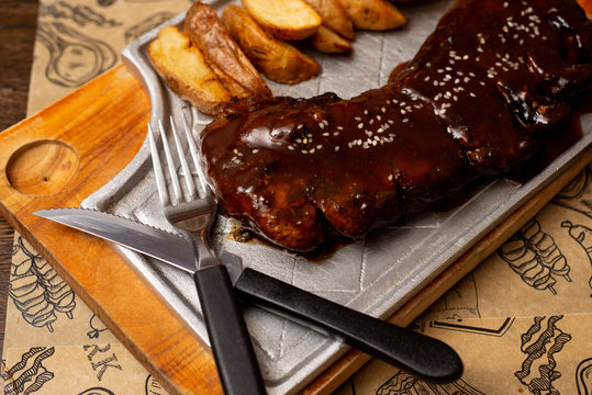 Costillas de Cerdo a la BBQ con papas fritas