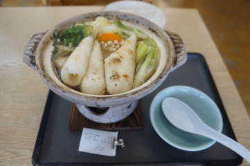 It is a photograph of a Kiritanpo pot of Akita in Japan. Kiritanpo is a chewy rice cake formed into cylinders around skewers.