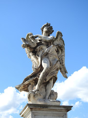 Escultura de angel sobre el puente de San Angelo en Roma, Italia