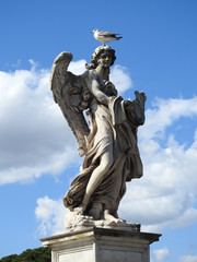 Escultura de angel sobre el puente de San Angelo en Roma, Italia