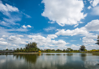 Obraz na płótnie Canvas Lake in Public Park