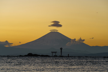 葉山から見る笠雲をまとう富士