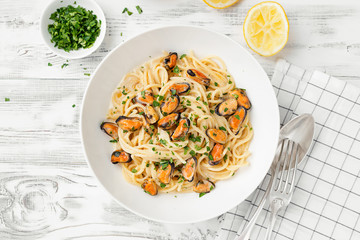 Spaghetti with mussels and creamy garlic sauce.