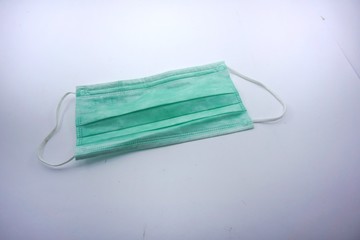 green mask to cover mouth and nose so that dirty air does not enter the body