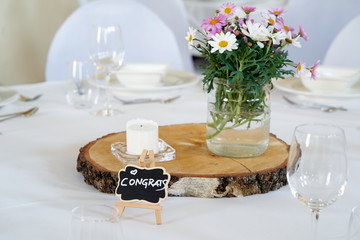 Tischdekoration mit Baumscheibe