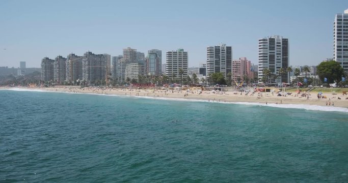 
el mar y la ciudad playera