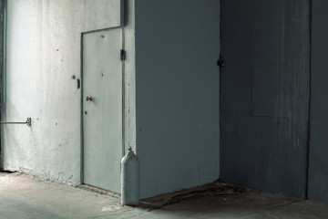 Obraz na płótnie Canvas Gray door in a dark arch.