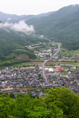 高台から見た山間部の靄と山村