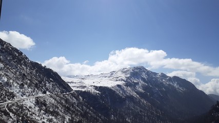Obraz premium MOUNTAIN ARE COVERED BY WHITE SNOW SNOWY LOOKING AWESOME BEAUTIFUL AND COOL 😎 