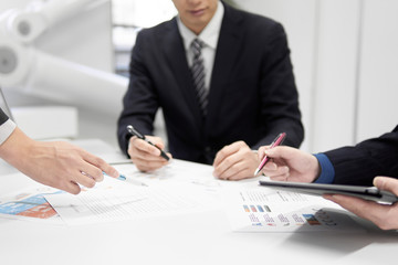 ミーティングをする日本人男性ビジネスマンの手元