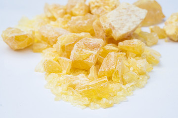Yellow resin from natural rubber