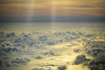 Vue aérienne du ciel et de la mer au crépuscule