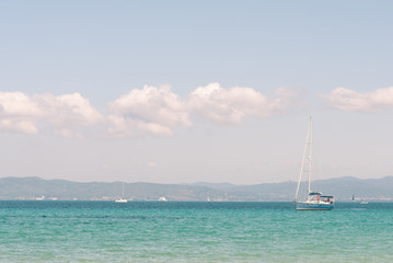 Fototapeta premium un bateau sur la mer méditerranée en côte-d'azur pour les vacances.