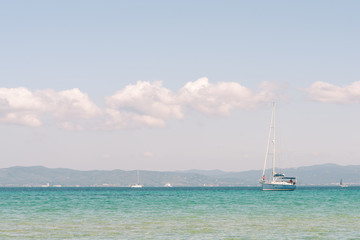 Fototapeta premium un bateau sur la mer méditerranée en côte-d'azur pour les vacances.