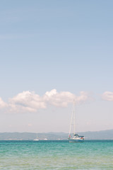 un bateau sur la mer méditerranée en côte-d'azur pour les vacances.