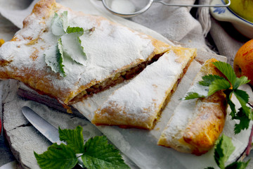 torta picada no tabuleiro.