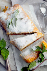 strudel de maçã em fatias, vista de cima.