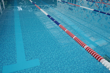 Obraz premium Clear water in a blue pool without people. The concept of sport and healthy lifestyle.