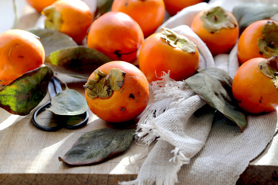 caqui em cima da mesa.